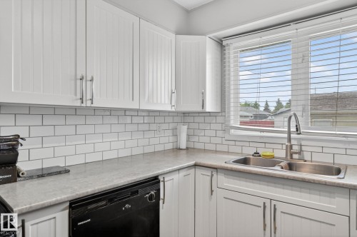 7804 136 Avenue Nw, Edmonton, AB - Indoor Photo Showing Kitchen With Double Sink