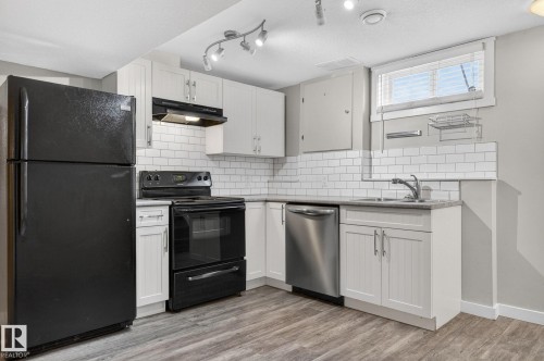 7804 136 Avenue Nw, Edmonton, AB - Indoor Photo Showing Kitchen With Double Sink