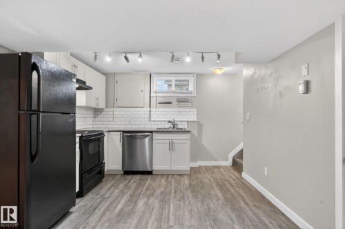 7804 136 Avenue Nw, Edmonton, AB - Indoor Photo Showing Kitchen
