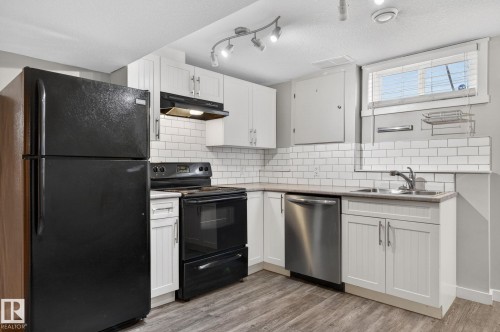 7804 136 Avenue Nw, Edmonton, AB - Indoor Photo Showing Kitchen With Double Sink