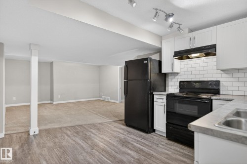 7804 136 Avenue Nw, Edmonton, AB - Indoor Photo Showing Kitchen With Double Sink