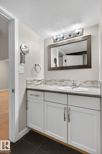 7804 136 Avenue Nw, Edmonton, AB - Indoor Photo Showing Bathroom