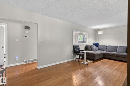 7804 136 Avenue Nw, Edmonton, AB - Indoor Photo Showing Living Room