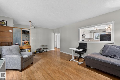 7804 136 Avenue Nw, Edmonton, AB - Indoor Photo Showing Living Room