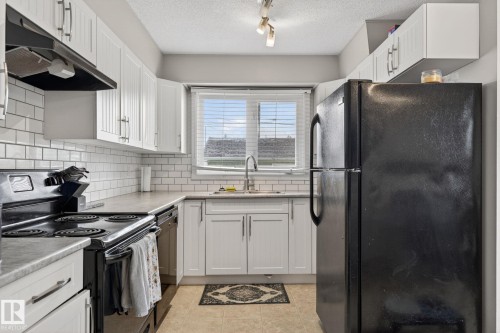 7804 136 Avenue Nw, Edmonton, AB - Indoor Photo Showing Kitchen With Double Sink