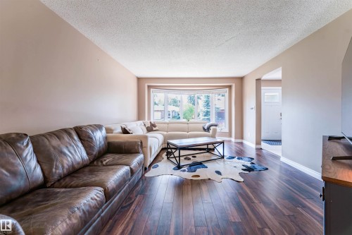 190 Gariepy Crescent Nw, Edmonton, AB - Indoor Photo Showing Living Room