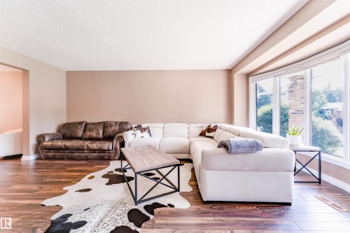 190 Gariepy Crescent Nw, Edmonton, AB - Indoor Photo Showing Living Room