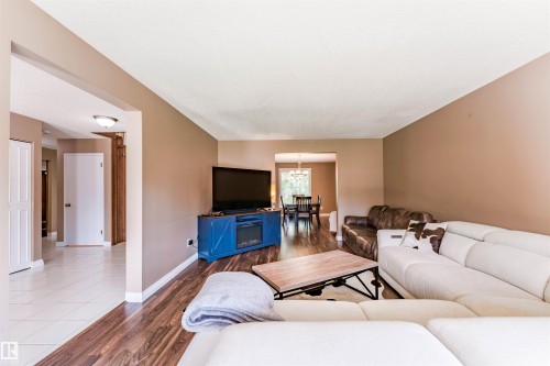 190 Gariepy Crescent Nw, Edmonton, AB - Indoor Photo Showing Living Room