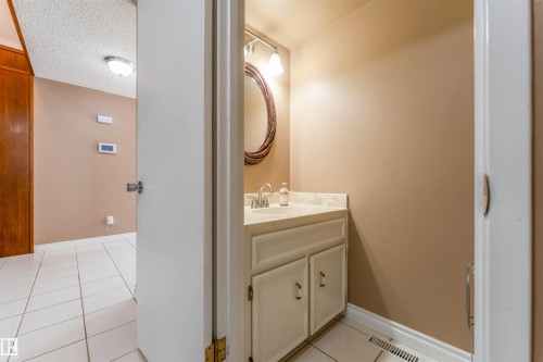 190 Gariepy Crescent Nw, Edmonton, AB - Indoor Photo Showing Laundry Room