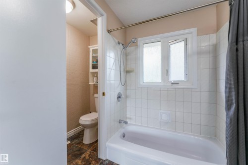 190 Gariepy Crescent Nw, Edmonton, AB - Indoor Photo Showing Bathroom