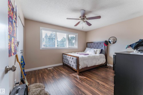 190 Gariepy Crescent Nw, Edmonton, AB - Indoor Photo Showing Bedroom