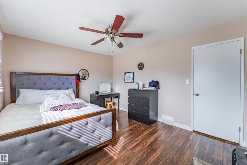190 Gariepy Crescent Nw, Edmonton, AB - Indoor Photo Showing Bedroom