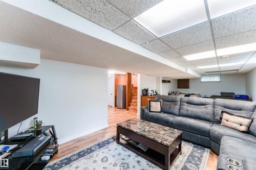 190 Gariepy Crescent Nw, Edmonton, AB - Indoor Photo Showing Other Room
