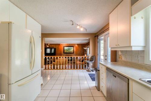 190 Gariepy Crescent Nw, Edmonton, AB - Indoor Photo Showing Kitchen