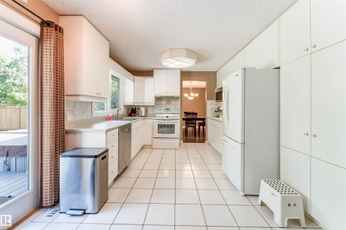 190 Gariepy Crescent Nw, Edmonton, AB - Indoor Photo Showing Kitchen