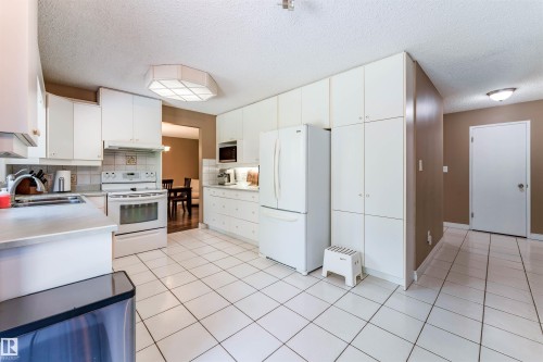 190 Gariepy Crescent Nw, Edmonton, AB - Indoor Photo Showing Kitchen