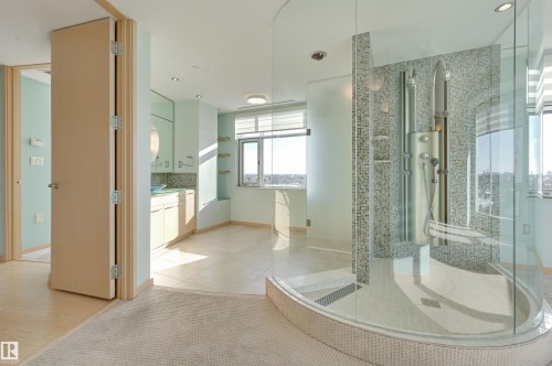 #901 10035 Saskatchewan Dr Nw, Edmonton, AB - Indoor Photo Showing Bathroom