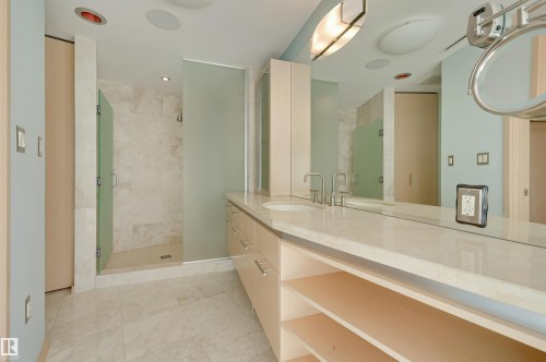 #901 10035 Saskatchewan Dr Nw, Edmonton, AB - Indoor Photo Showing Bathroom