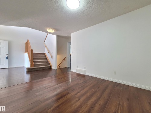 2562 Hanna Crescent Nw, Edmonton, AB - Indoor Photo Showing Other Room