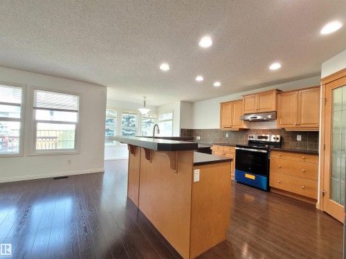2562 Hanna Crescent Nw, Edmonton, AB - Indoor Photo Showing Kitchen