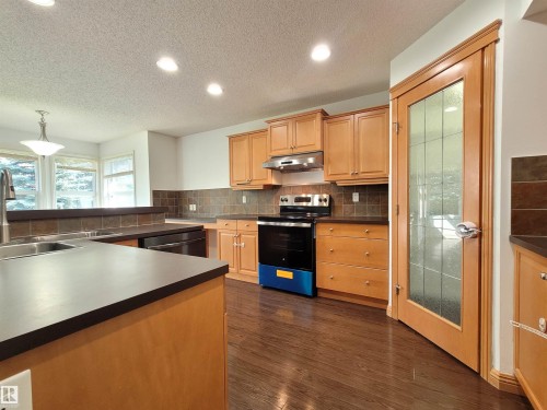 2562 Hanna Crescent Nw, Edmonton, AB - Indoor Photo Showing Kitchen With Double Sink