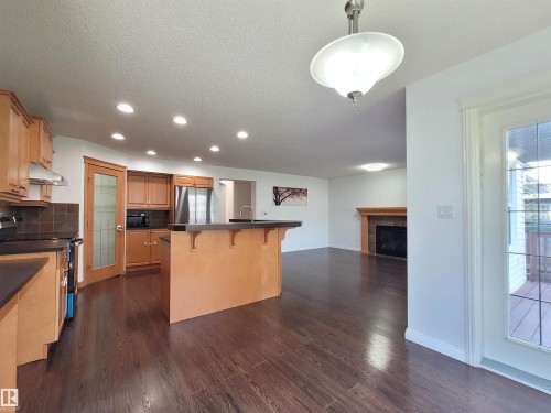 2562 Hanna Crescent Nw, Edmonton, AB - Indoor Photo Showing Kitchen