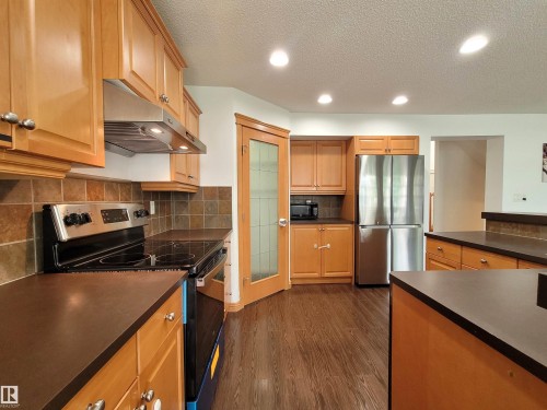 2562 Hanna Crescent Nw, Edmonton, AB - Indoor Photo Showing Kitchen