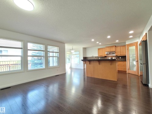 2562 Hanna Crescent Nw, Edmonton, AB - Indoor Photo Showing Kitchen
