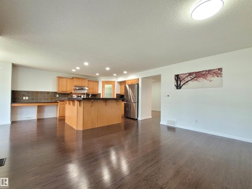 2562 Hanna Crescent Nw, Edmonton, AB - Indoor Photo Showing Kitchen
