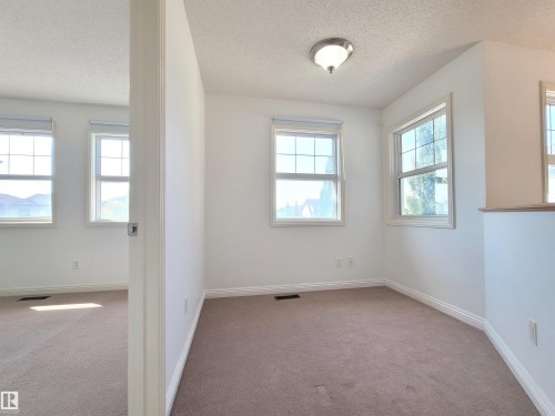 2562 Hanna Crescent Nw, Edmonton, AB - Indoor Photo Showing Other Room