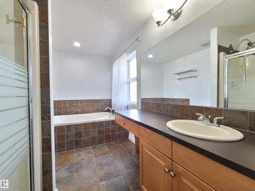 2562 Hanna Crescent Nw, Edmonton, AB - Indoor Photo Showing Bathroom