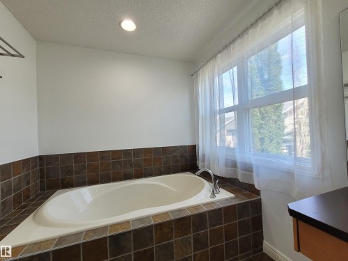 2562 Hanna Crescent Nw, Edmonton, AB - Indoor Photo Showing Bathroom