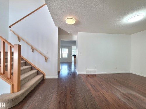 2562 Hanna Crescent Nw, Edmonton, AB - Indoor Photo Showing Other Room