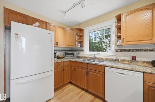 365 Kline Crescent Nw, Edmonton, AB - Indoor Photo Showing Kitchen With Double Sink