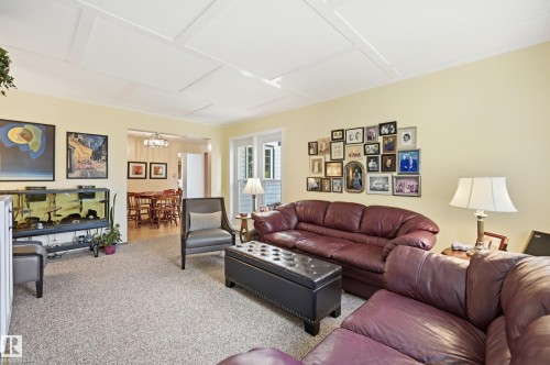 365 Kline Crescent Nw, Edmonton, AB - Indoor Photo Showing Living Room