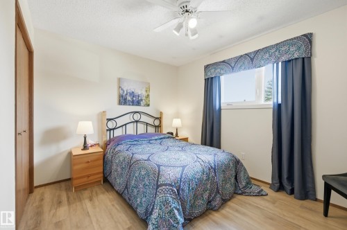 365 Kline Crescent Nw, Edmonton, AB - Indoor Photo Showing Bedroom