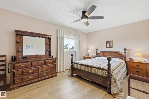 365 Kline Crescent Nw, Edmonton, AB - Indoor Photo Showing Bedroom