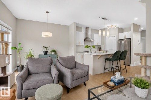 9412 Pear Crescent Sw, Edmonton, AB - Indoor Photo Showing Living Room