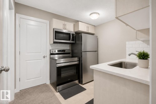 9412 Pear Crescent Sw, Edmonton, AB - Indoor Photo Showing Kitchen