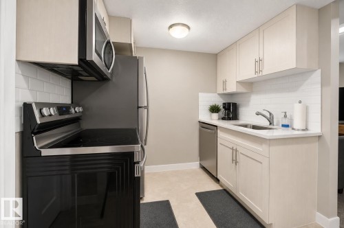 9412 Pear Crescent Sw, Edmonton, AB - Indoor Photo Showing Kitchen