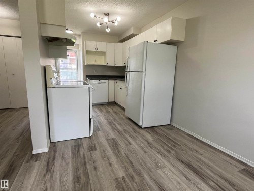 #A 17 Imperial Cr, Devon, AB - Indoor Photo Showing Kitchen