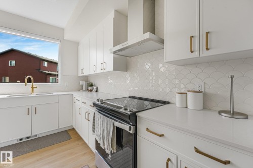 3217 Kulay Way Sw, Edmonton, AB - Indoor Photo Showing Kitchen With Upgraded Kitchen