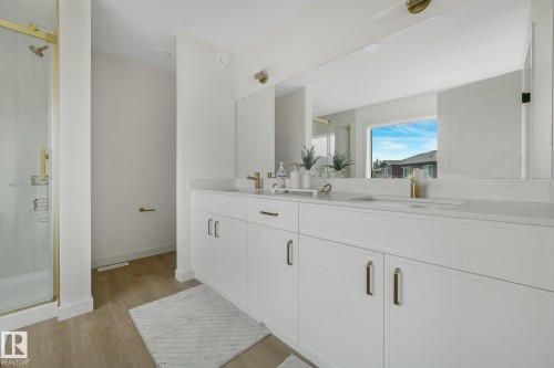 3217 Kulay Way Sw, Edmonton, AB - Indoor Photo Showing Bathroom