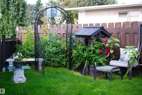 Expansive green lawn with a dark wood privacy fence - 11119 31St Nw Nw, Edmonton, AB - Outdoor