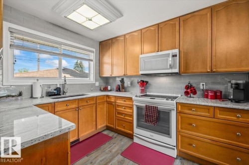 7408 133 Avenue Nw, Edmonton, AB - Indoor Photo Showing Kitchen