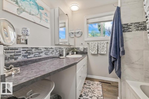 7408 133 Avenue Nw, Edmonton, AB - Indoor Photo Showing Bathroom