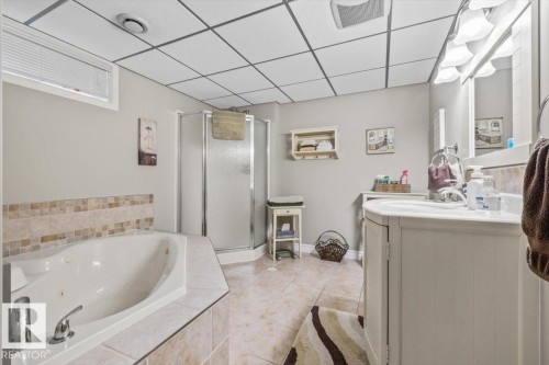 7408 133 Avenue Nw, Edmonton, AB - Indoor Photo Showing Bathroom