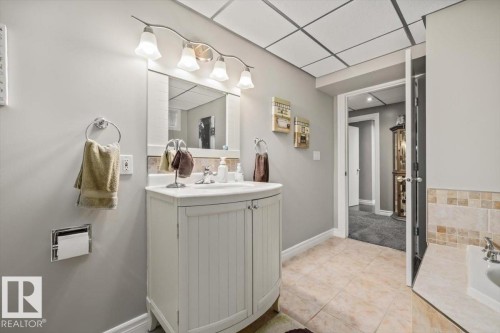 7408 133 Avenue Nw, Edmonton, AB - Indoor Photo Showing Bathroom