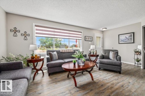 7408 133 Avenue Nw, Edmonton, AB - Indoor Photo Showing Living Room