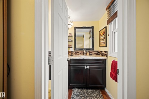 31 Royal Road Nw, Edmonton, AB - Indoor Photo Showing Bathroom